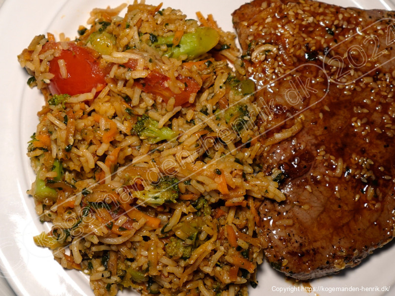 Wokret med oksebøf, basmatiris og grøntsager i teriyaki-gochujang dressing