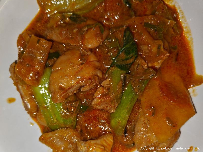 Kylling i cremet kokos–chili med grove grøntsager serveret uden tilbehør.