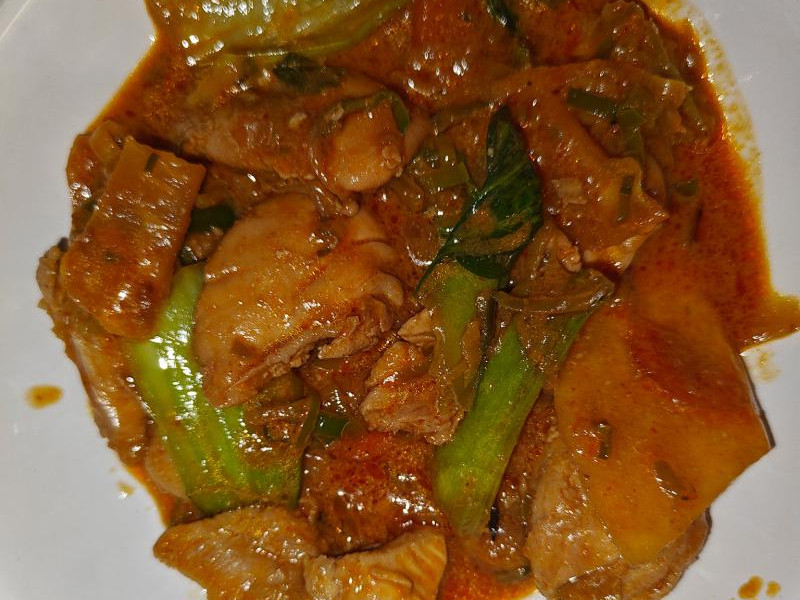 Kylling i cremet kokos–chili med grove grøntsager serveret uden tilbehør.