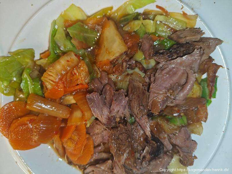 Lammekølle Xinjiang-inspireret med grøntsager og Kimchi