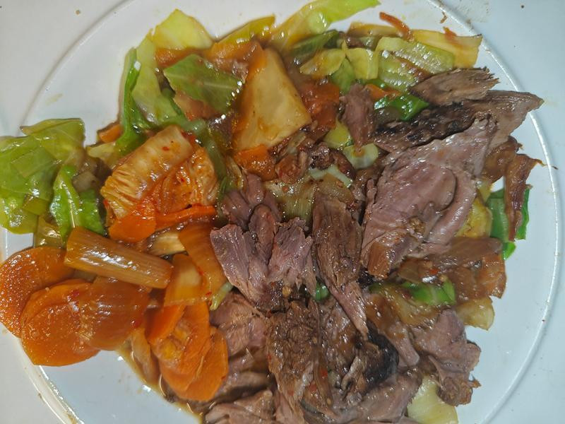 Lammekølle Xinjiang-inspireret med grøntsager og Kimchi