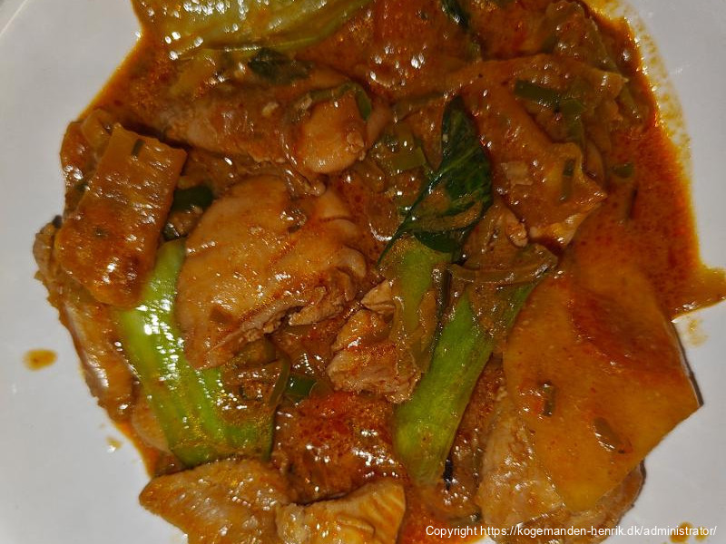 Kylling i cremet kokos–chili med grove grøntsager serveret uden tilbehør.