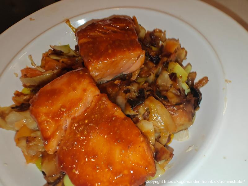 Sesam-miso marineret Laks med kimchi og høvlede grøntsager