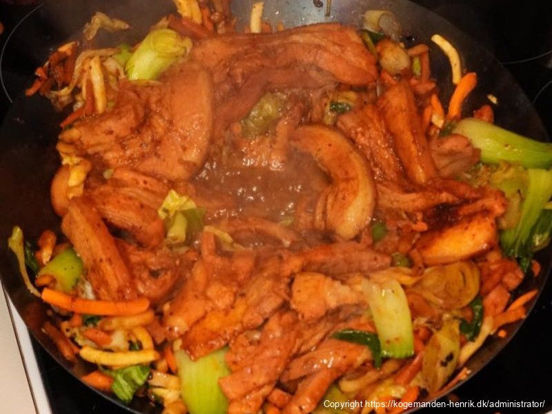 Koreansk-inspireret flæsk – dwaeji bokkeum med vintergrønt