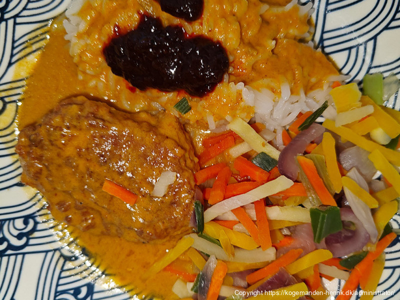 Sydøstasiatiske kødboller i kokos-karry med basmatiris, grøntsager og stærk topping med ssamjang og gochujang.