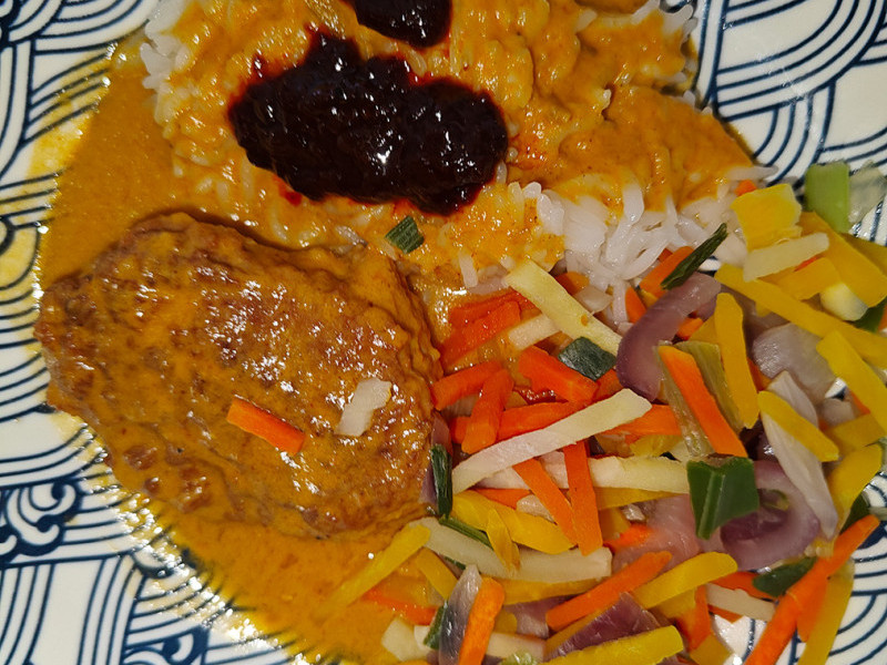 Sydøstasiatiske kødboller i kokos-karry med basmatiris, grøntsager og stærk topping med ssamjang og gochujang.