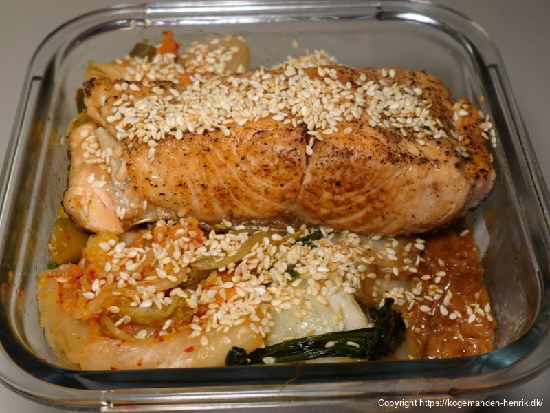 Krydret Laksebowl med Kimchi, Pak Choi og Stegte Ris