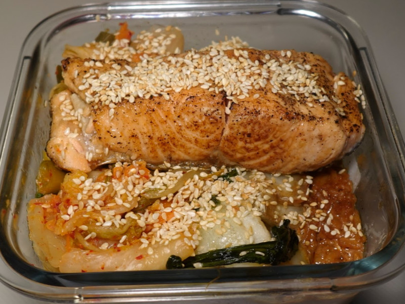 Krydret Laksebowl med Kimchi, Pak Choi og Stegte Ris