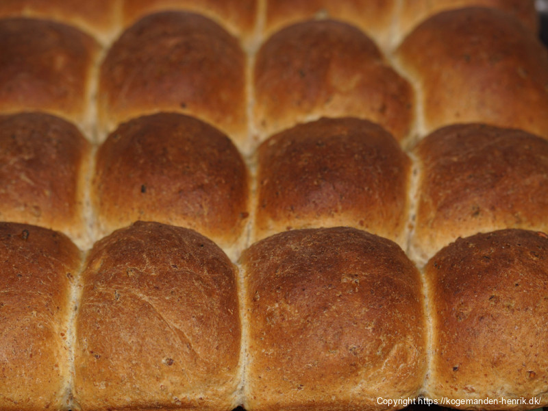 Fuldkornsbolle efter bagning