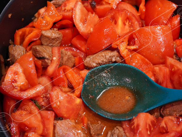 Tomaterne falder sammen og afgiver saft