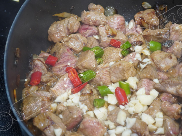 Frisk rød og grøn chili tilsættes oksekødet