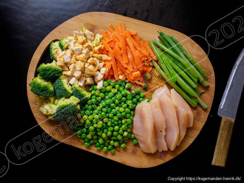 Koreansk kyllingewok med chilipaste og grøntsager