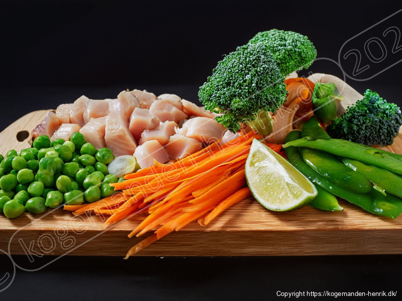 Koreansk kyllingewok med chilipaste og grøntsager